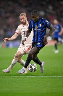 Tackle, action Konrad Laimer FC Bayern Munich FCB (27) against Marcus Thuram Inter Milan Milano