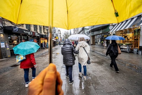 Passers-by in a pedestrian zone, Kettwiger Straße, rainy weather, with umbrella, city center,