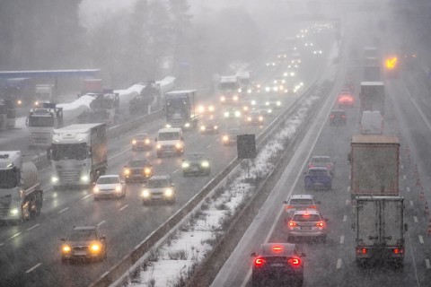 The onset of winter in North Rhine-Westphalia, heavy snowfall, A3 motorway near Hilden, near