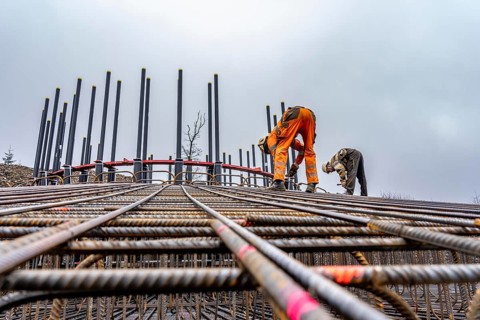 Assembly of reinforcing steel for the reinforced concrete foundation of a wind turbine, a mesh of