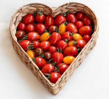 Hearty freshness. Colourful mix of fresh and crunchy tomatoes in a heart basket