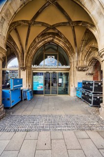 Tourist information, Munich information, historic building, entrance, door, arches, pillars,