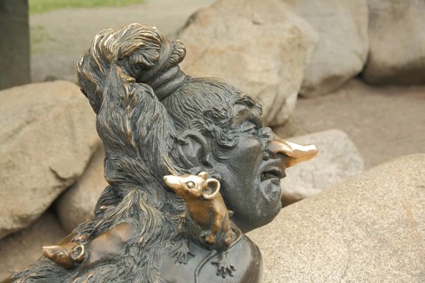 Ugly witch with mouse figures, golden nose, detail, bronze sculpture, modern art, Hexentanzplatz,