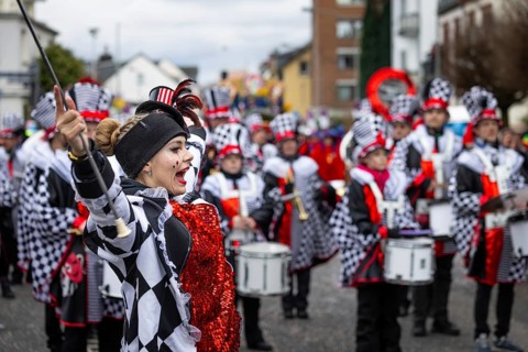 The Klaa Paris carnival parade passes through the streets of Frankfurt's Heddernheim, Heddernheim,