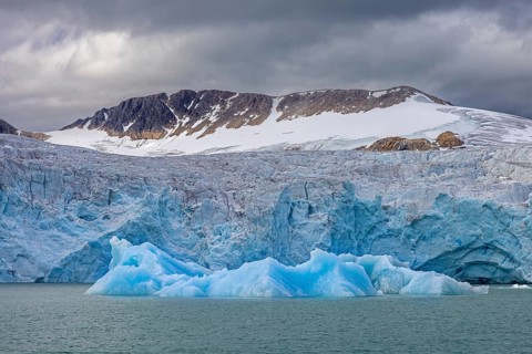Mountains and glacier debouching in Hamiltonbukta, Hamilton Bukta, part of Raudfjord, Raudfjorden
