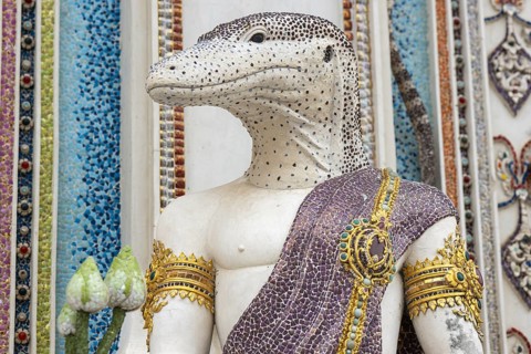 Decorative elements with pop culture references (for example comics, superheroes) in the stucco and