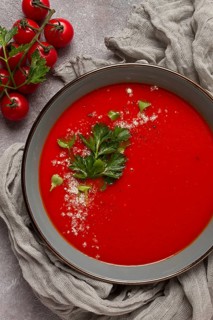 Tomatensuppe, mit Kräutern und Gewürzen, hausgemacht, ohne Menschen