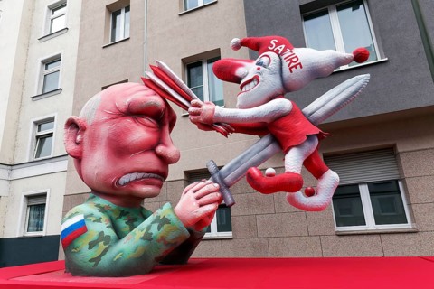 Putin punctures Hoppeditz with a sword, which hits him on the skull with a fool's flatbed, freedom