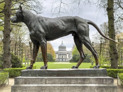 Bronze statue of a dog (Le Chien) by Jean-Baptiste Van Heffen in the Jubelpark (Parc du