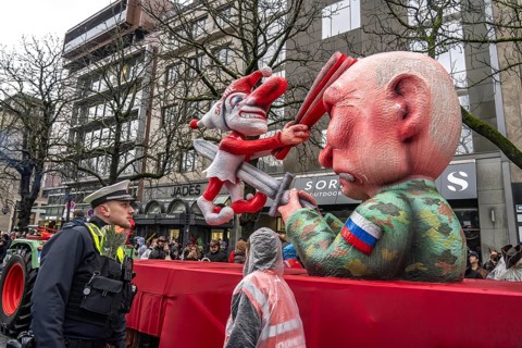 Rose Monday procession in Düsseldorf, theme car by wagon maker Jacques Tilly, Putin impales the