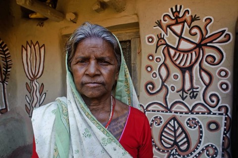 Portrait of a low caste woman in front of her house, Sohraï art (Hazaribagh district, Jharkhand,