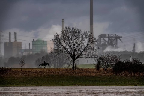 Riders on the banks of the Rhine opposite Krefeld-Uerdingen, in winter, the Krupp-Mannesmann