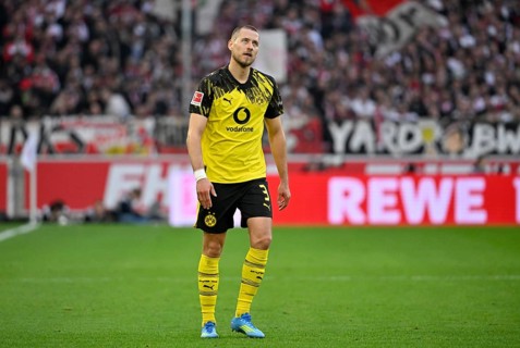 Waldemar Anton Borussia Dortmund BVB (03) disappointed gesture gesture behind perimeter advertising