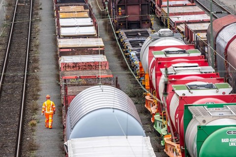 Shunters, check the assembled freight cars at the Hagen-Vorhalle marshalling yard, is one of the 9