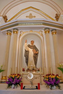 Figure of San Vicente above the altar of the Ermita de San Vicent chapel in Cautivador or