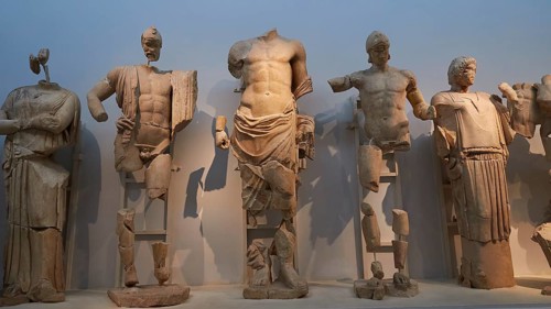 From left to right: Sterope, wife of Oinomaos, Oinomaos with helmet and spear, father of the gods