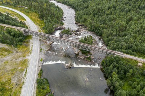 Raufjellfossen railway bridge, Nordland railway (Nordlandsbanen), waterfall at Ranelva river, near