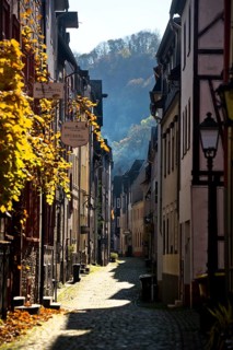 Langstrasse, narrow street with half-timbered houses on the town wall, Old Town, Bacharach, Upper