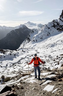 Mountaineers on the hiking trail to Ramoljoch with snow in autumn, in the morning light, Ötztal