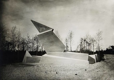 A photo of Walter Gropius' original memorial to the victims of the Kapp Putsch carried out by