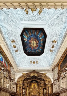 Igreja Paroquial de Santo Ildefonso, interior with altar and view of the ceiling of the Catholic