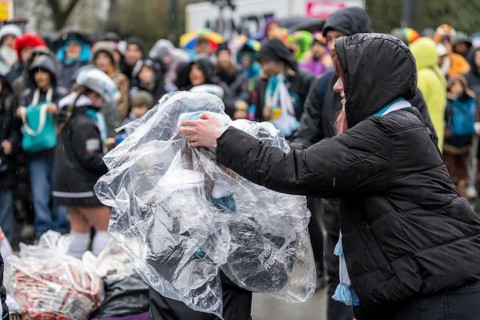 Rose Monday procession in Düsseldorf, parade participants, foot groups, make themselves rainproof,