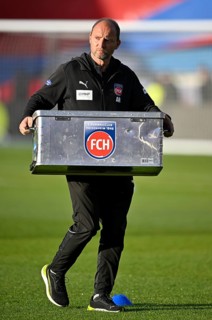 Staff member of 1. FC Heidenheim 1846 FCH carries box with logo, Relegation, Bundesliga,