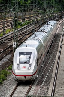 ICE 4 train on the line between Bochum and Dortmund, near Dortmund-Marten, multi-lane line for