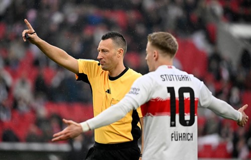 Referee Referee Sven Jablonski Gesture Gesture Chris Führich VfB Stuttgart (10) Soccer Bundesliga,