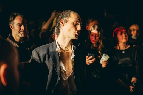 Singer Ben Hartmann from Billions live in the audience on 10 years of cocaine and raspberry ice