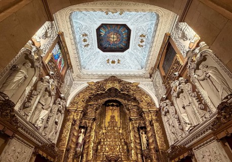 Igreja Paroquial de Santo Ildefonso, interior with altar and view of the ceiling of the Catholic