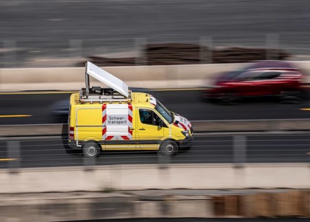 Support vehicle for heavy transport, drives behind the transport to warn road users, which is
