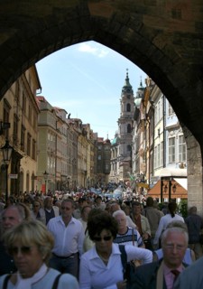 Prague, CZE, 30.05.2004 - Tourists come to Charles Bridge from Lesser Town in Prague, Czech