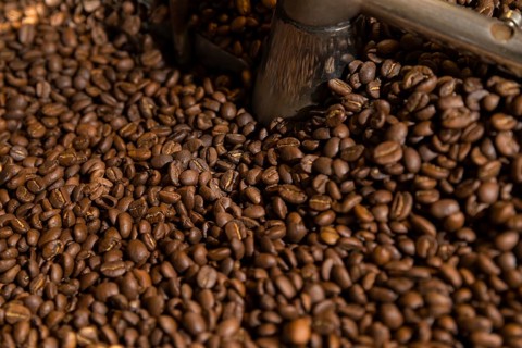 Coffee is roasted by hand in a small drum roaster with lots of experience, where the hot freshly