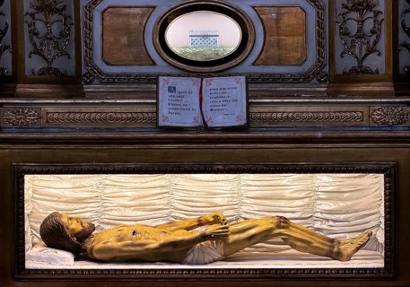 The deceased Lord, Sacred Art in the Igreja da Santíssima Trindade, Church of the Holy Trinity,