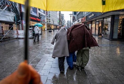Passers-by in a pedestrian zone, Kettwiger Straße, young woman in rainy weather, without an