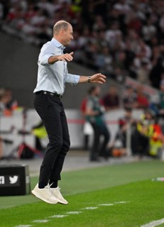 Coach Jess Thorup FC Augsburg FCA on the sidelines disappointed gesture gesture MHPArena, MHP Arena