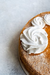 From above an homemade honey cake adorned with exquisite vanilla zephyr. A perfect dessert topped