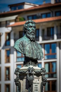 Benvenuto Cellini bust on the Ponte Vecchio, monument, sculpture, culture, Florence, Italy