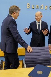Olaf Scholz (SPD), Federal Chancellor, and Robert Habeck (Alliance 90/The Greens), Federal Minister