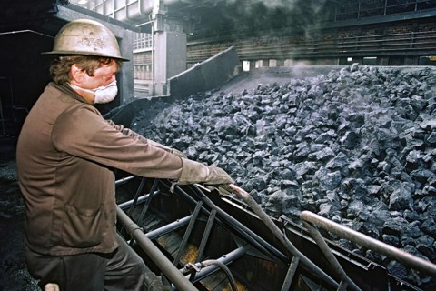 Gelsenkirchen, DEU, 12.04.1995 - Workers at the Hassel coking plant in Gelsenkirchen. In 1999, the