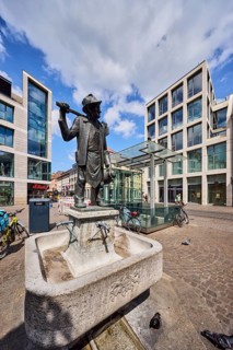 Häckerbrunnen, fountain with bronze sculpture, sculptor Richard Rother, general architecture,