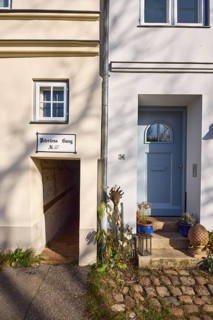Entrance area of a historic house with door, Peterlens Gang, Gängeviertel, street An der Obertrave,