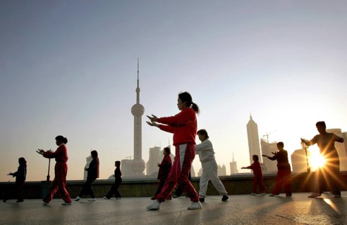 Shanghai, CHN, 16.11.2004 - Tai Chi at sunrise on the Bund in front of the Pudong skyline with