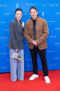 Michelle Yeoh and Sean Baker in front of the premiere of the film Everything Everywhere All At Once