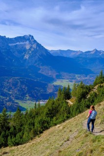 Aussicht, Bergsteiger am Wank, Garmisch-Partenkirchen, Werdenfelser Land, Upper Bavaria, Bavaria,