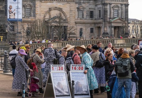 The beginning of spring, tourists, Berlin visitors and other passers-by on the Friedrichsbrücke in
