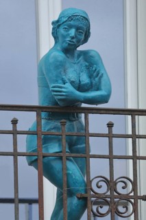 Sculpture by Nicole Brousse, blue woman on balcony railing, detail, blue, standing, balcony