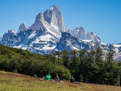 Hikers take a break, hiking trail to viewpoint Loma del Pliegue Tumbado, mountain range of Cerro
