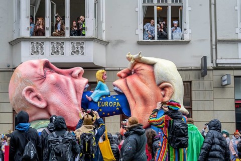 Rose Monday procession in Düsseldorf, theme car of wagon maker Jacques Tilly, Putin and Trump eat